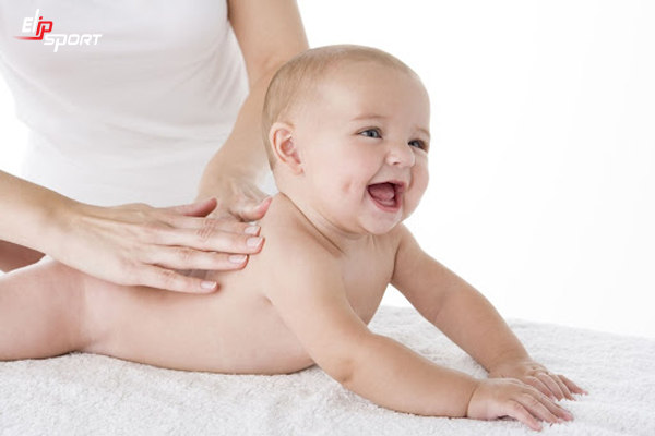 cách massage chân cho trẻ sơ sinh