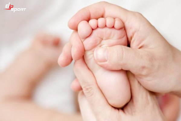 cách massage chân cho trẻ sơ sinh