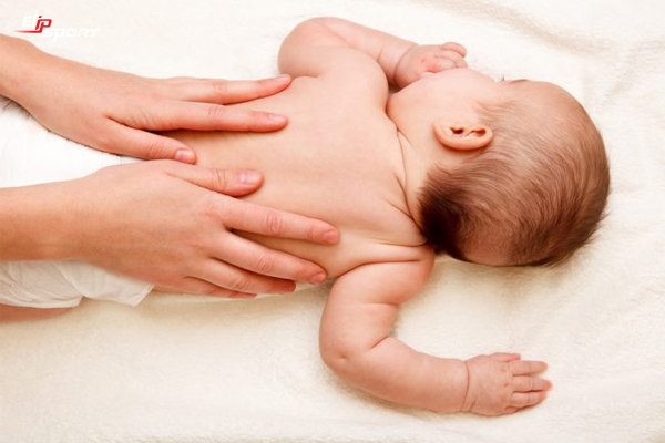 cách massage chân, lưng cho trẻ sơ sinh