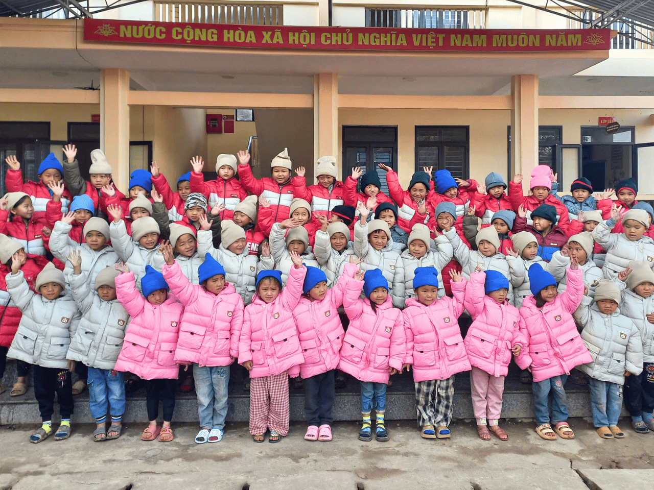 Tặng quà cho các em học sinh