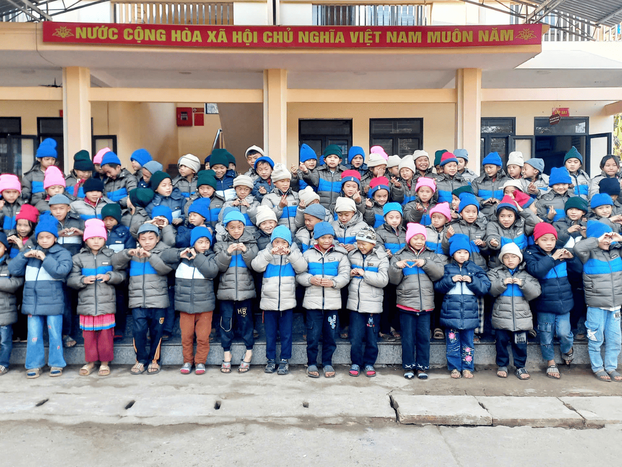 Tặng quà cho các em học sinh