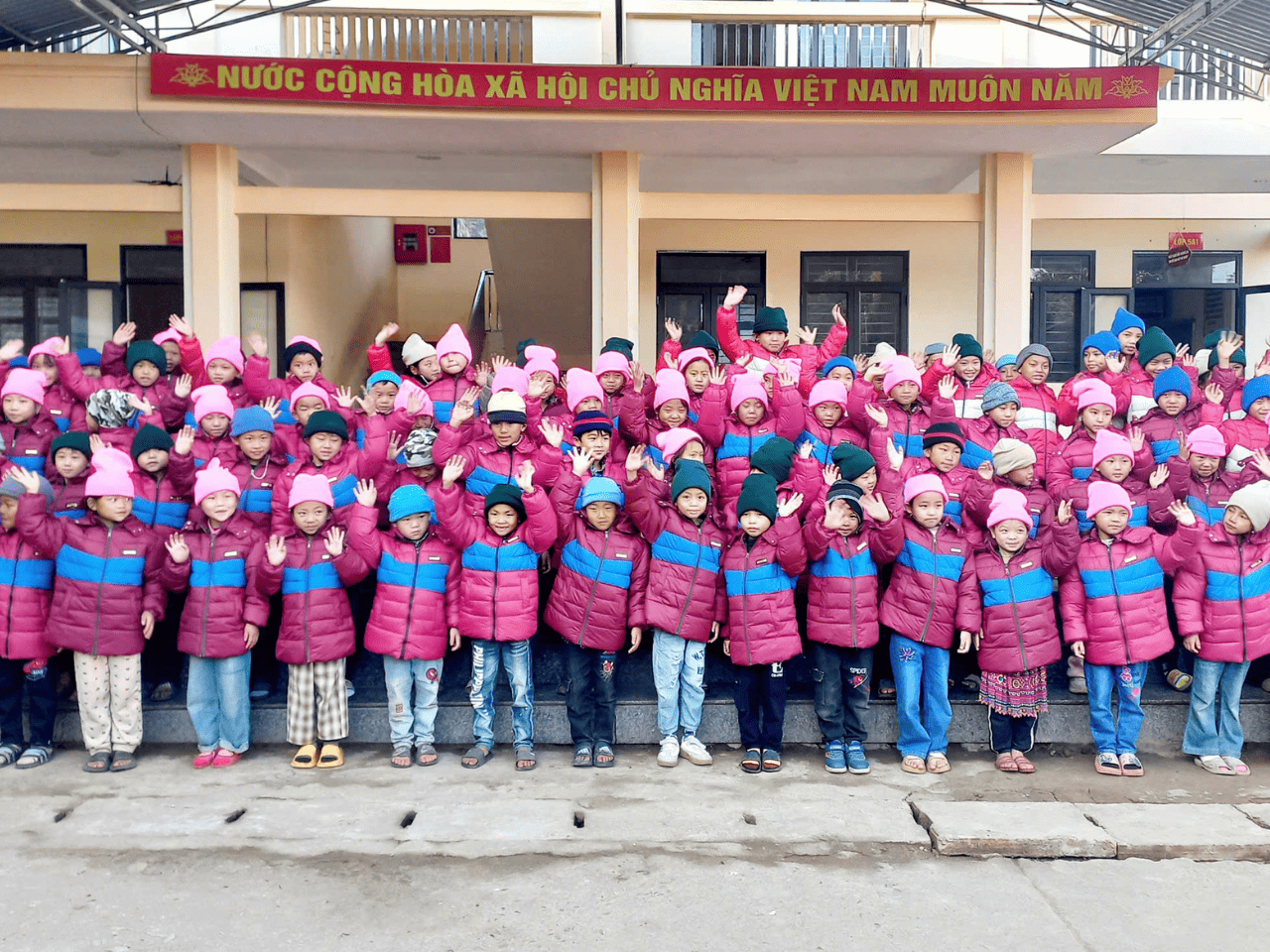 Tặng quà cho các em học sinh