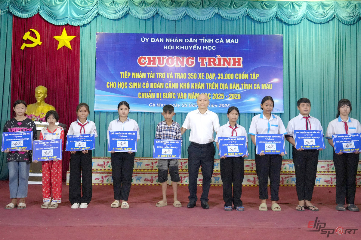 Ông Lê Mạnh Trường, đại diện Elipsport và Quỹ Trái tim yêu thương, Hà Nội trao bảng tượng trưng tài trợ xe đạp và tập cho các em học sinh.