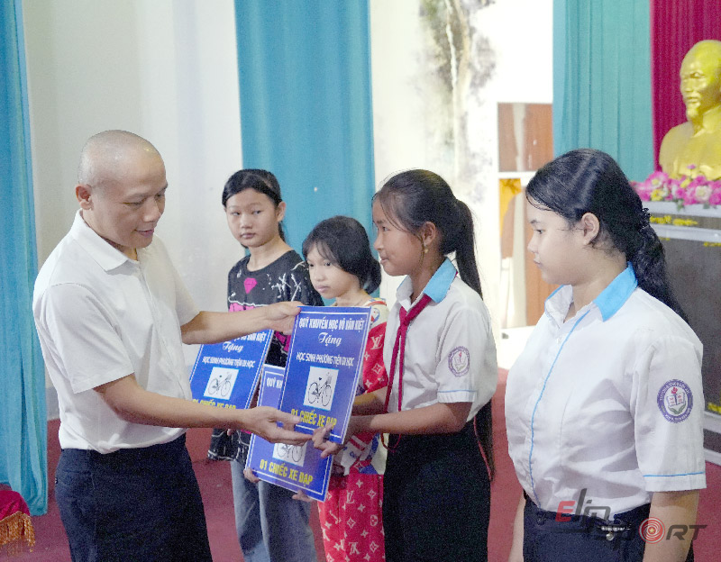 Ông Lê Mạnh Trường trao quà tượng trưng cho các em