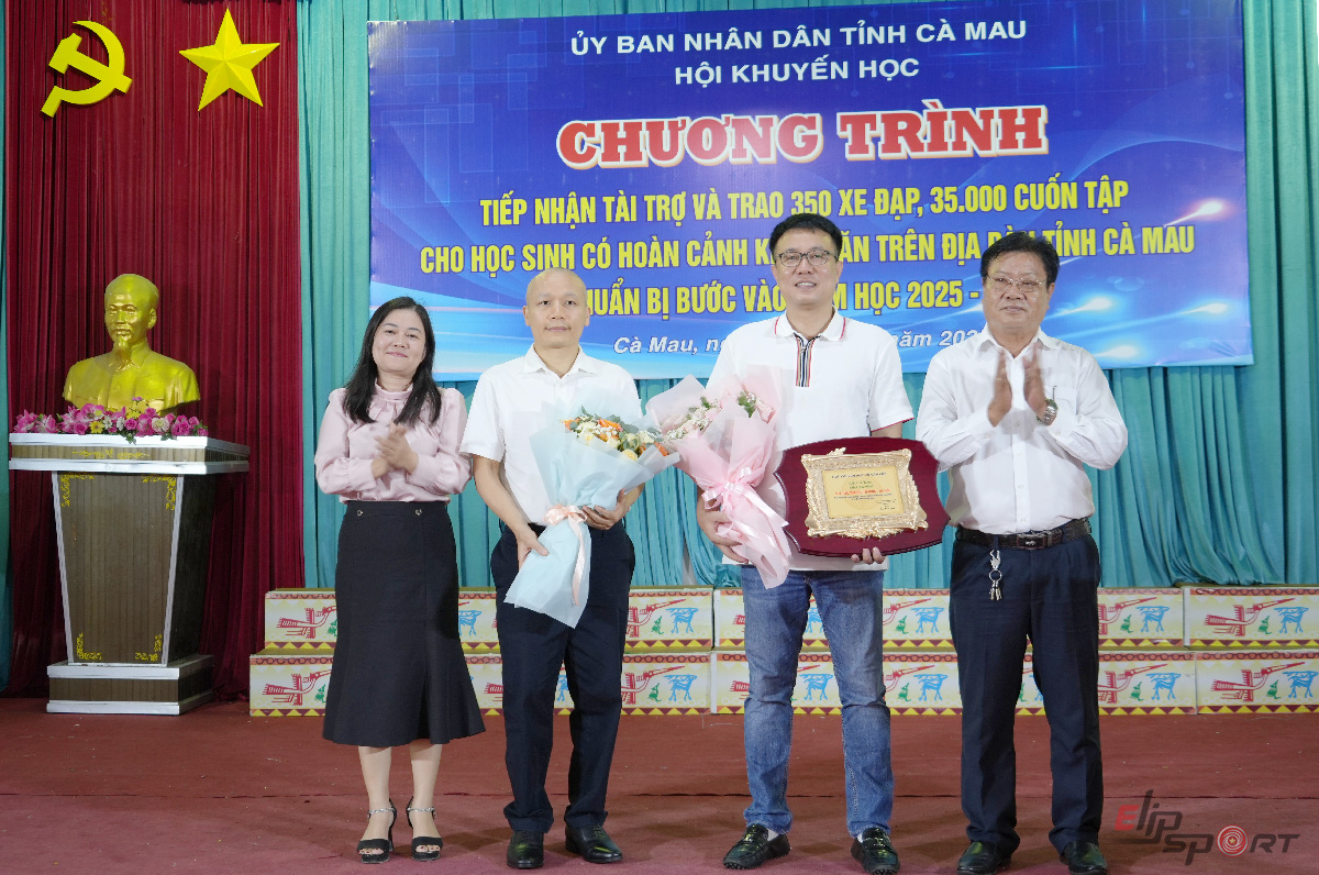 Bà Võ Thị Ngọc Hân, Phó Chủ tịch Uỷ ban MTTQ Việt Nam tỉnh và ông Trần Hoàng Duyên, Uỷ viên Ban Chấp hành Trung ương Hội khuyến học Việt Nam, nguyên Chủ tịch Hội khuyến học tỉnh Bạc Liêu, Giám đốc Quỹ khuyến học Võ Văn Kiệt, trao hoa và bảng ghi nhận tấm lòng vàng cho nhà tài t
