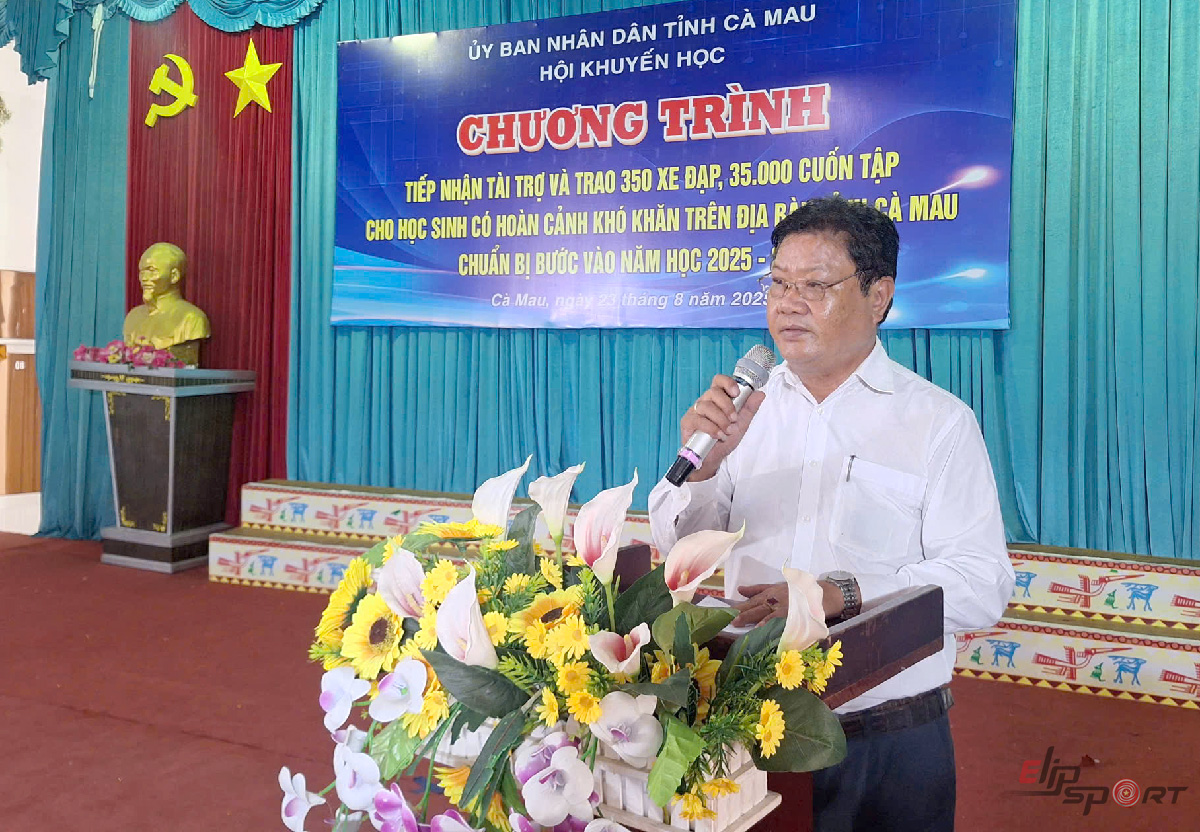 Ông Trần Hoàng Duyên,  nguyên Chủ tịch Hội khuyến học tỉnh Bạc Liêu, Giám đốc Quỹ khuyến học Võ Văn Kiệt phát biểu cảm ơn các nhà tài trợ đã đồng hành trong chương trình