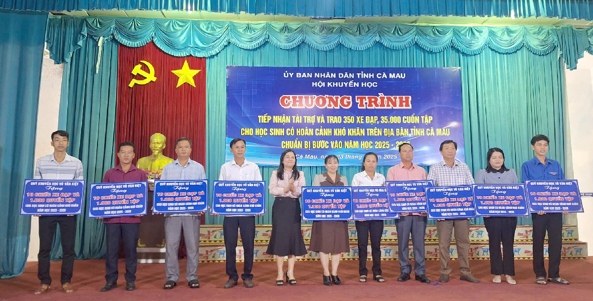 Bà Võ Thị Ngọc Hân, Phó Chủ tịch Uỷ ban MTTQ Việt Nam tỉnh, trao bảng tượng trưng tài trợ xe đạp và tập cho các xã, phường.