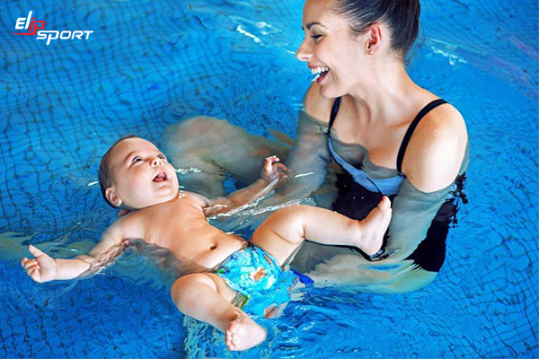tập bơi cho bé