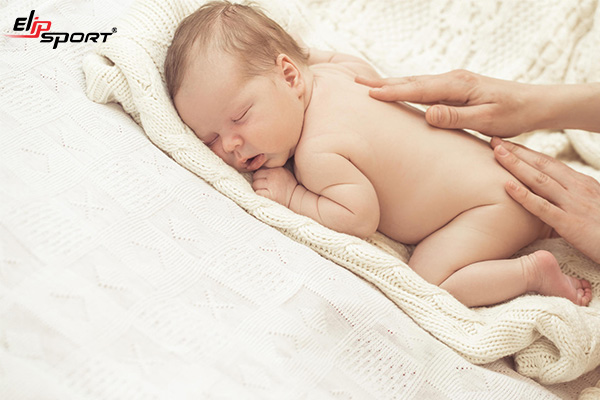 cách massage cho trẻ sơ sinh dễ ngủ