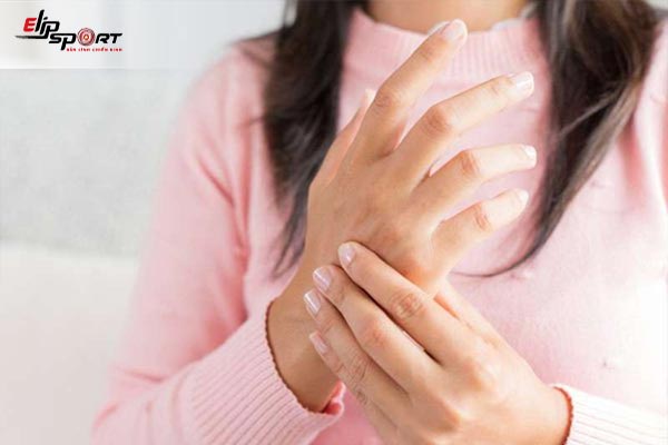 bị tê tay là bệnh gì