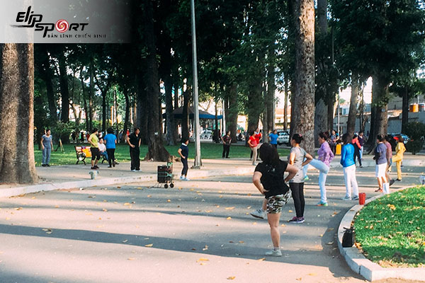 chạy bộ ở công viên Hoàng Văn Thụ, Tân Bình