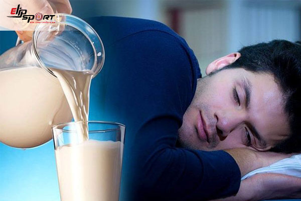 Uống sữa trước khi ngủ