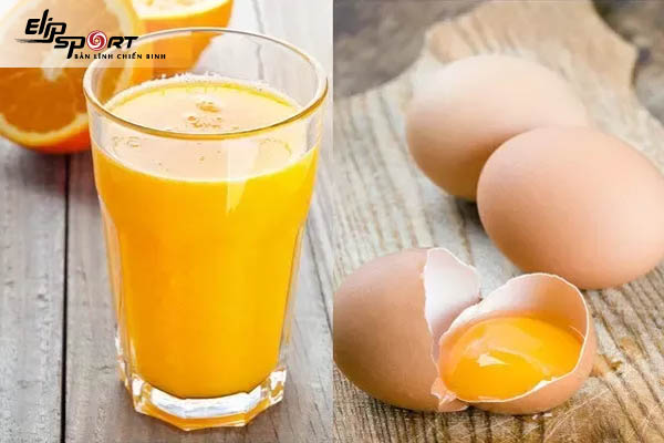 ăn trứng gà luộc và uống nước cam