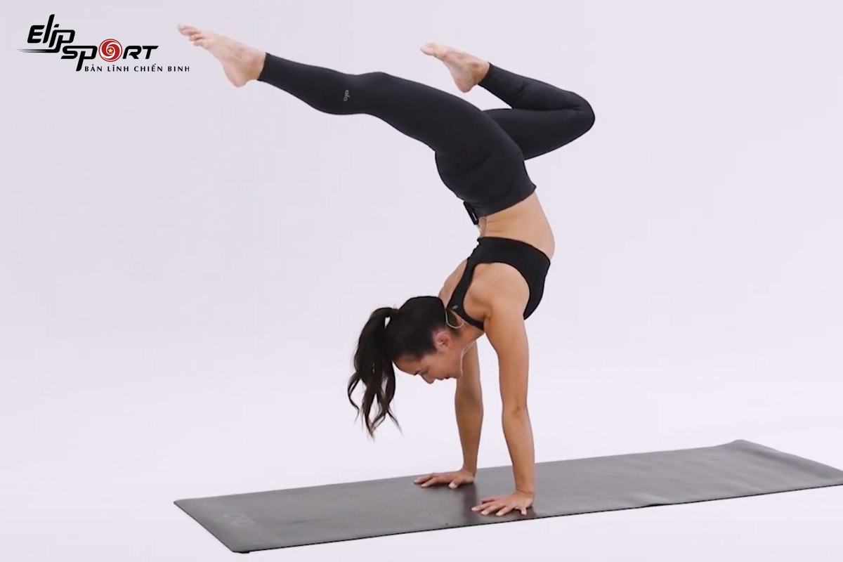 tư thế thăng bằng tay trong yoga