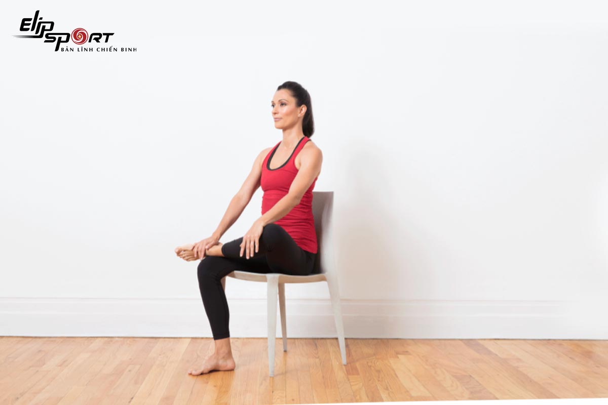 Tư thế yoga với ghế