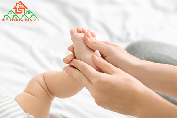 cách massage cho trẻ sơ sinh