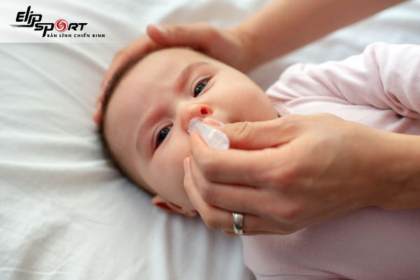 cách nhỏ nước muối sinh lý cho trẻ sơ sinh
