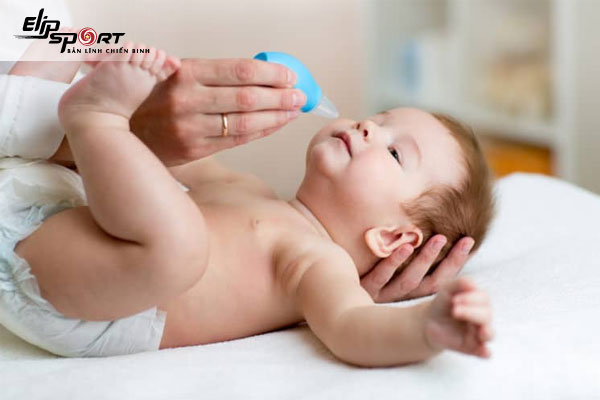 cách nhỏ nước muối sinh lý cho trẻ sơ sinh