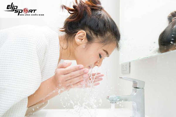 Hướng dẫn cách rửa mặt bằng nước muối sinh lý