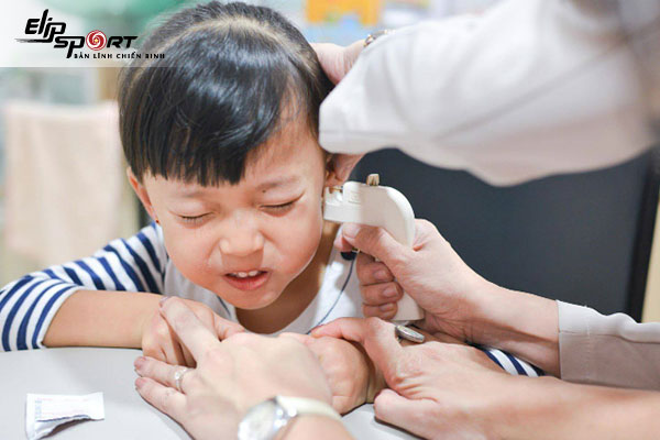 bấm lỗ tai cho bé bị mưng mủ
