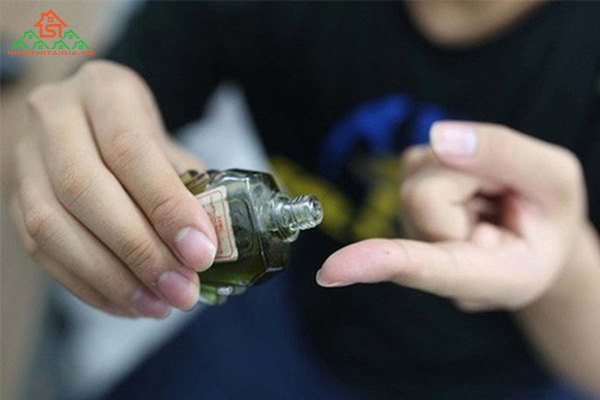 Dầu gió có tác dụng gì? Ai không nên dùng dầu gió?