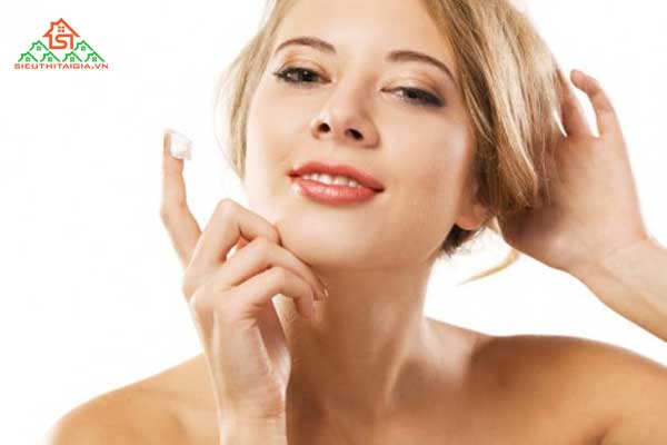 bị mụn có nên dùng kem chống nắng