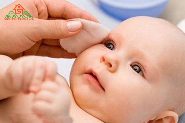 cách massage mắt cho trẻ sơ sinh