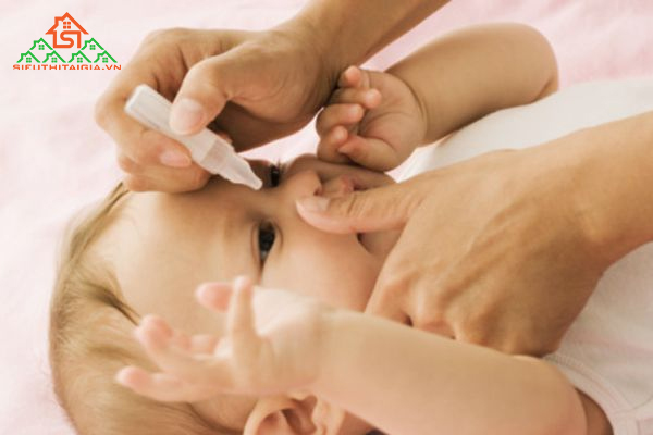cách massage mắt cho trẻ sơ sinh