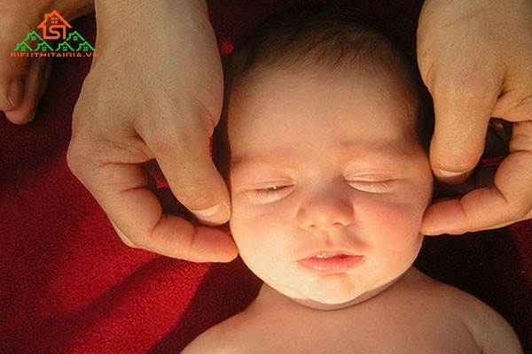 massage mặt cho trẻ sơ sinh