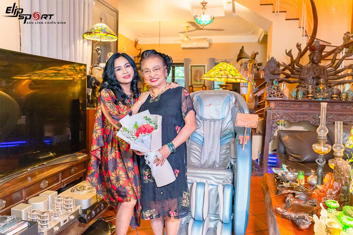 Diva Thanh Lam khoe ghế massage “siêu xịn
