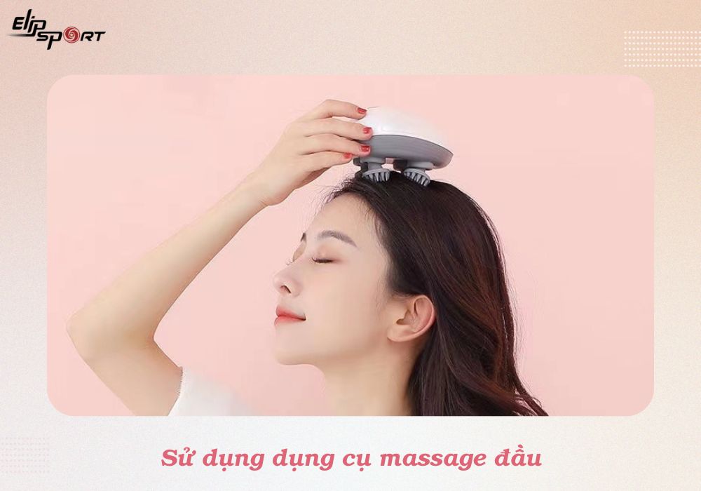 Sử dụng dụng cụ massage đầu