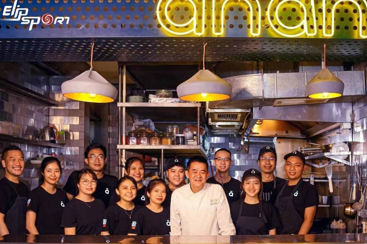 Bếp trưởng và nhân viên nhà hàng Ănăn Sài Gòn