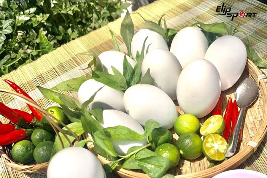 Trứng vịt lộn chứa nhiều calo nên sẽ không phù hợp với những người đang ăn kiêng