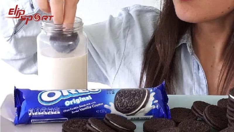 Đưa bánh quy Oreo vào sữa tươi tạo ra một cách thưởng thức rất được ưa chuộng