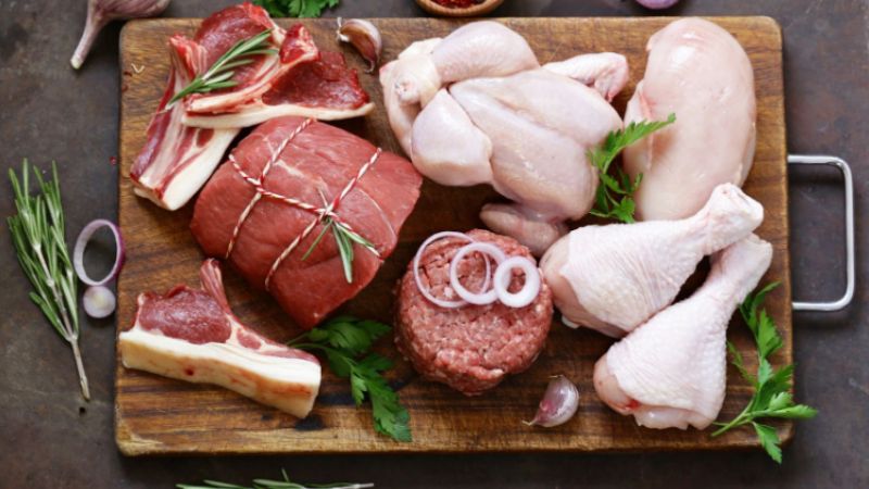 Thịt giúp bổ sung Protein và Vitamin B12 cần thiết trong quá trình tăng chiều cao