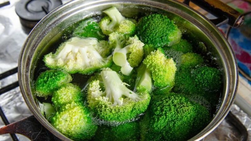 Bông cải xanh luộc là món ăn hỗ trợ giảm cân dễ chế biến