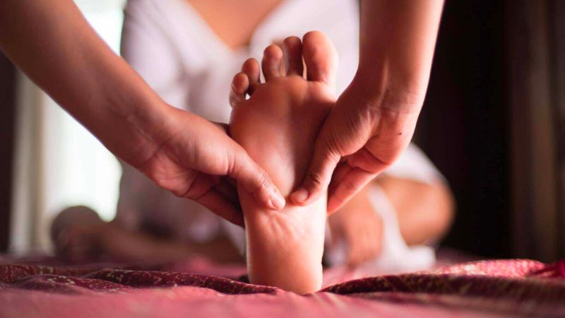 Kỹ thuật massage chân giúp giảm đau bụng kinh