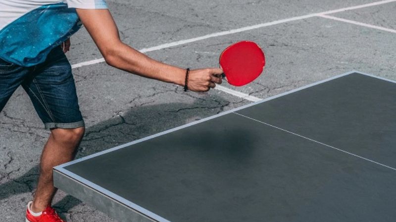 Lựa chọn mặt bàn có màu sẫm để dễ quan sát đường bóng