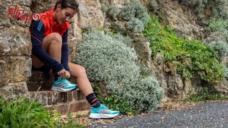 Giày chạy trail được gia cố để chống lại các chướng ngại vật như đá và gai nhọn