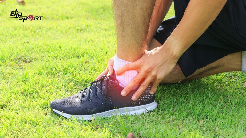 Giày quá cứng, quá nặng hoặc không vừa chân có thể gây ra cảm giác đau và căng cơ