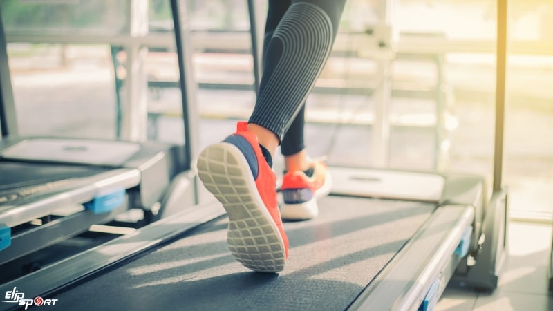Thảm chạy bộ là bộ phận tiếp xúc với chân và giúp di chuyển khi luyện tập