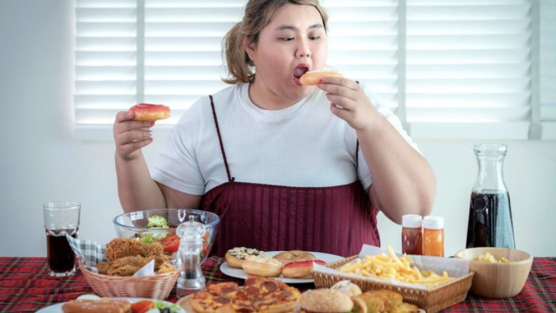 Tiêu thụ xúc xích quá mức dẫn đến béo phì