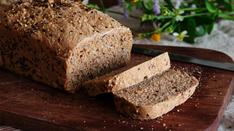 Bánh mì nguyên cám không chỉ giàu chất xơ mà còn có khả năng giữ cho chỉ số đường huyết ổn định