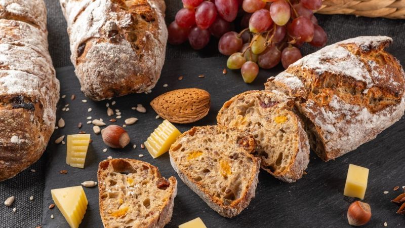 Bánh mì ngũ cốc nguyên hạt giữ lại toàn bộ chất xơ và dưỡng chất có trong hạt nguyên 