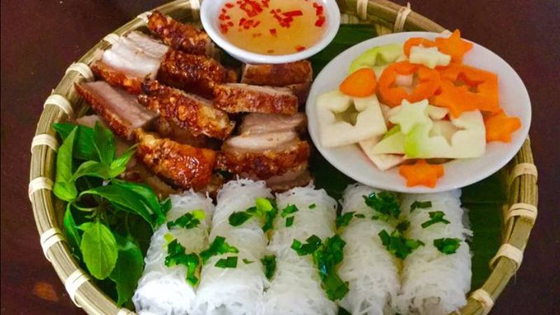 Bánh hỏi heo quay là sự kết hợp tuyệt vời