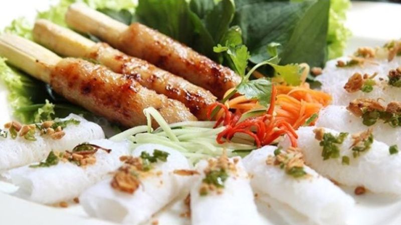 Bánh hỏi kết hợp với những thanh nem được nướng vàng thơm ngon