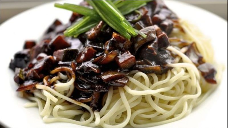 1 gói mì tương đen Bắc Kinh 135g chứa 580 kcal
