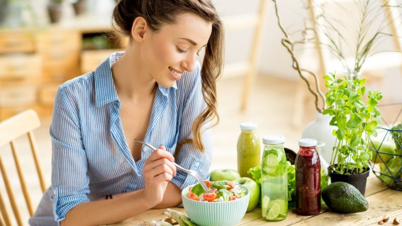 Phụ nữ tuổi từ 26–50 hoạt động mức trung bình cần ăn khoảng 2.000 calo mỗi ngày để không tăng cân