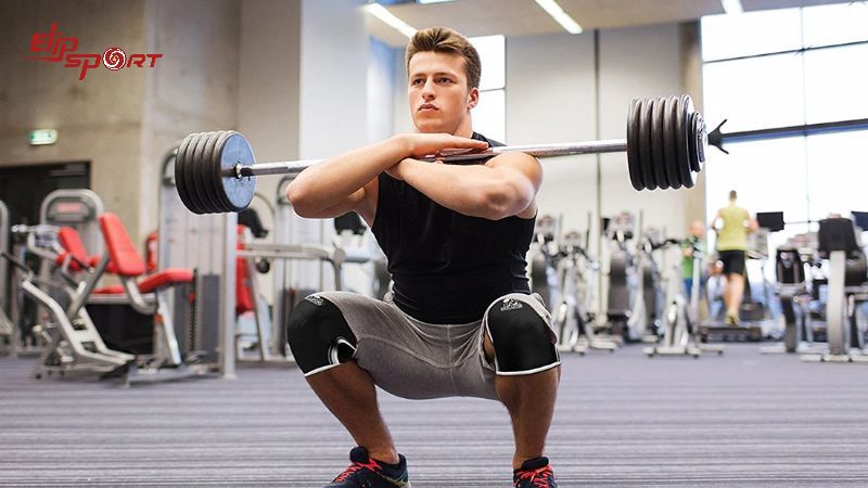 Bạn có thể tập kết hợp squat với tạ để tăng thêm độ khó