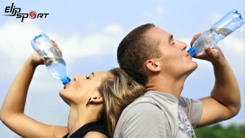 Uống đủ nước giúp giúp cơ thể hoạt động tối ưu và tăng cường tiêu hao năng lượng